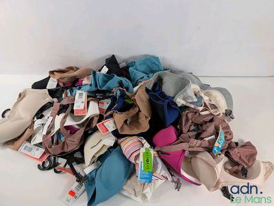 un tas de sous-vêtements par terre, avec leurs étiquettes encore attachées