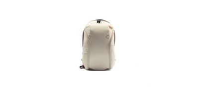 un sac à dos blanc posé sur une surface blanche