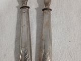 deux cuillères et une fourchette sur une table