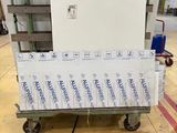 un chariot sur lequel sont empilées de nombreuses boîtes