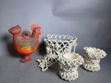 trois vases et un bougeoir posés sur une table