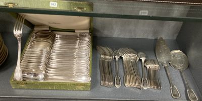 une vitrine contenant de l'argenterie et sur laquelle est posée de l'argenterie