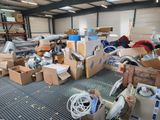 une grande quantité de cartons et d'autres objets dans un entrepôt