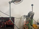 une image d'un établi avec des outils dessus
