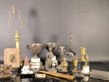 de nombreux objets en argent et en or posés sur une table