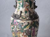 un vase avec un tableau posé sur une table