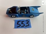 une petite voiture bleue avec le logo de Batman dessus