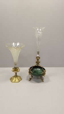 trois vases en verre posés les uns à côté des autres sur une table