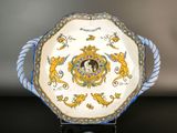 une assiette décorative sur laquelle figure l'image d'une femme