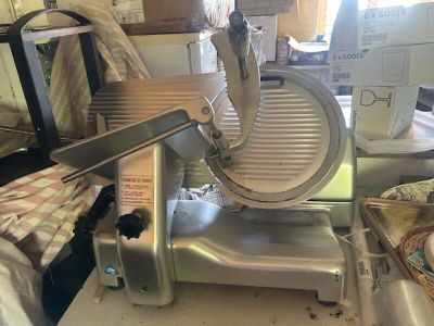 a machine that is sitting on a table in a room