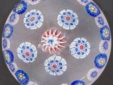 une plaque de verre ornée de fleurs bleues et rouges