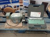 une machine posée sur une palette à côté d'un carton
