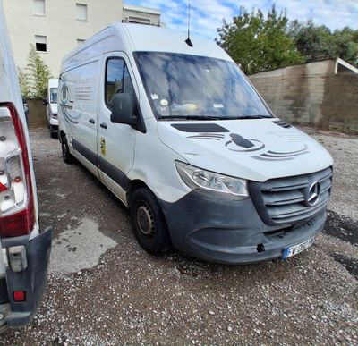 une camionnette blanche garée à côté d'une camionnette blanche