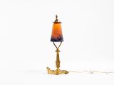 l'image d'une lampe posée sur une table