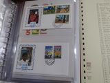 un livre ouvert sur lequel sont collés plusieurs timbres