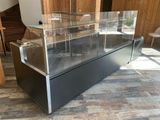 une vitrine en verre au milieu d'une pièce