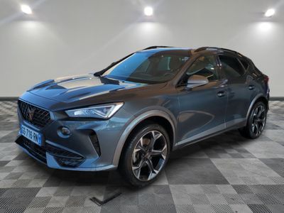 un SUV Infiniti bleu de 2021 garé sur un sol à damier
