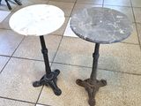 deux tables posées à même le sol, dont les plateaux sont en marbre