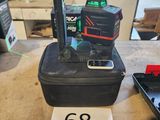 une valise noire sur laquelle est posé un appareil photo