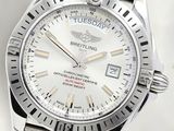 gros plan d'une montre sur une surface blanche