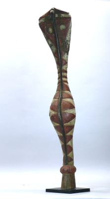 un grand vase posé sur un socle