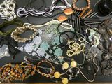 plusieurs types de colliers et de bracelets différents disposés sur une table