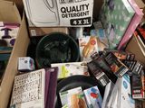 une boîte en carton remplie de divers articles destinés à la vente