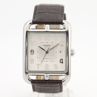 une image de montre sur fond blanc