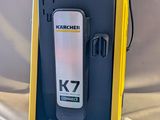 un gros plan d'un téléphone portable dans un étui jaune posé sur un lit