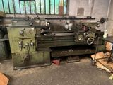 une grande machine installée dans une pièce