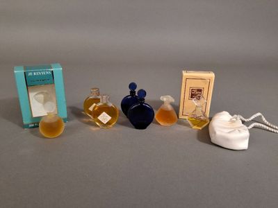 trois petits flacons de parfum posés les uns à côté des autres