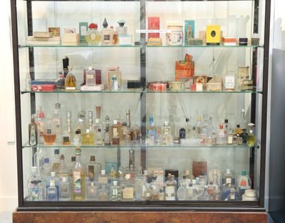une vitrine contenant de nombreuses bouteilles d'alcool