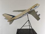 une maquette d'avion posée sur un socle