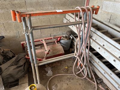un chariot chargé d'outils dans une pièce