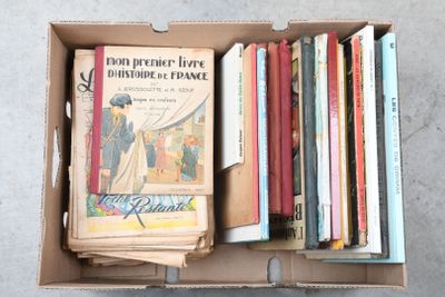une boîte pleine de livres posée sur le sol