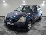la photo d'une voiture bleue garée dans un garage