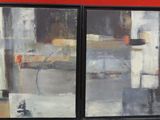 deux tableaux encadrés représentant un paysage urbain avec un mur rouge en arrière-plan