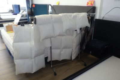 un lit sur lequel sont empilés tout un tas d'oreillers