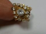 une personne tenant une bague en or sertie d'un diamant