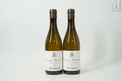 deux bouteilles de vin posées l'une à côté de l'autre sur une surface blanche
