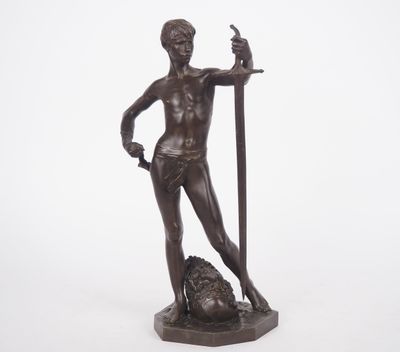 statue en bronze représentant un homme tenant une épée et un poisson
