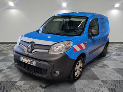 une camionnette bleue garée sur un sol en damier