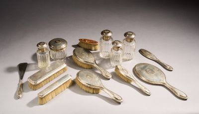 beaucoup d'objets en argent et en verre sur la table
