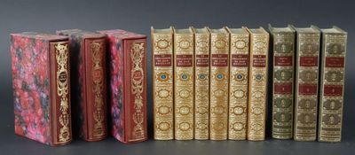 plusieurs vieux livres sont alignés sur une table