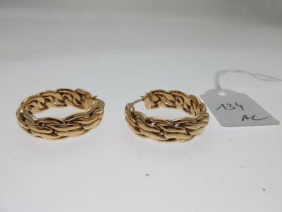 deux paires de boucles d'oreilles en or sur fond blanc