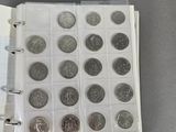 un classeur contenant un tas de pièces de monnaie