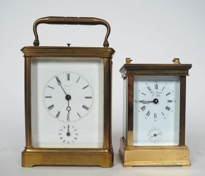 deux horloges placées l'une à côté de l'autre sur une table