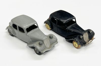 deux voitures jouets assises l'une à côté de l'autre sur une surface blanche