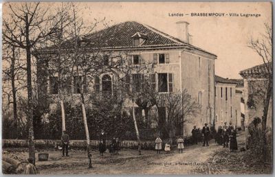 une photo en noir et blanc d'un bâtiment devant lequel se tiennent des personnes