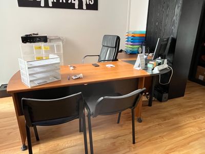 un bureau avec deux chaises et un ordinateur dessus